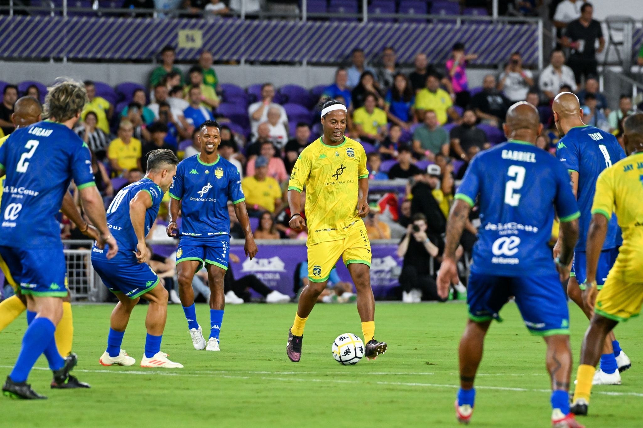 [VIDEO] Brazilian Legends Ronaldinho and Roberto Carlos Grace Orlando ...